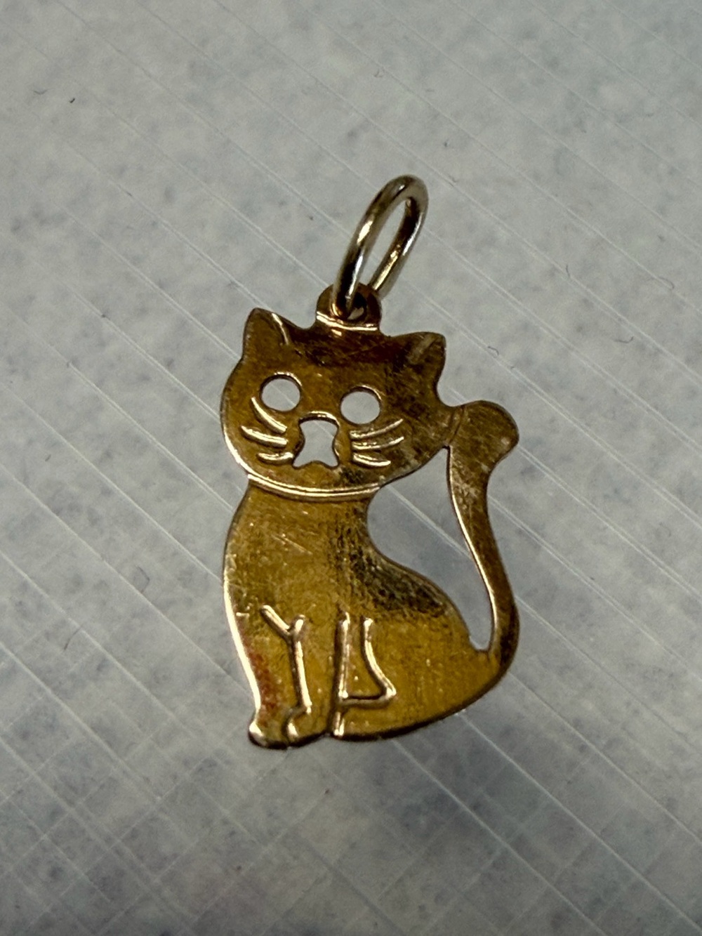 Solid 10K gold vintage sitting cat / kitten pendant